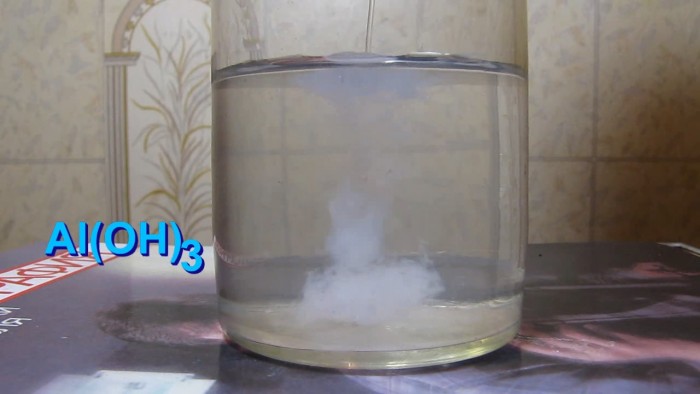 Reaction_potassium_aluminate-aluminium_sulphate-c4.jpg