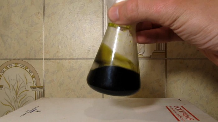 Hydrochloric_acid_dissolves_copper_metal-155.jpg