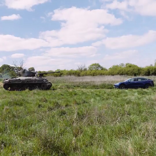TANK vs TESLA.jpg