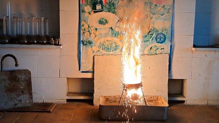 Combustion_of_thermite-aluminum-iron-oxide-666.jpg
