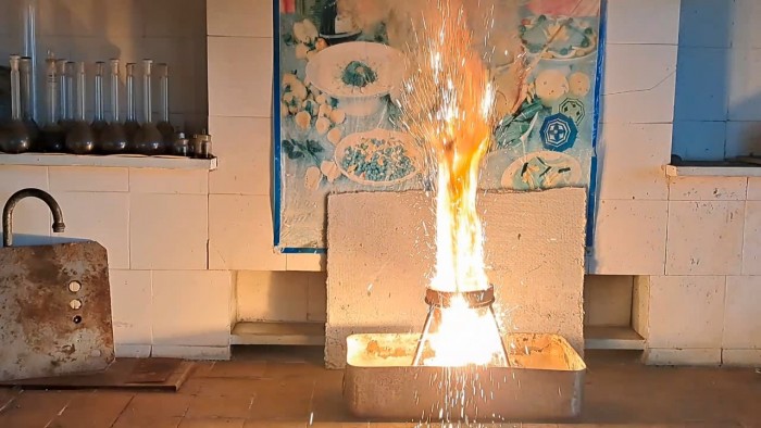 Combustion_of_thermite-aluminum-iron-oxide-669.jpg