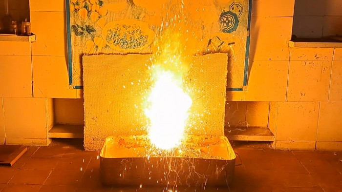 Combustion_of_thermite-aluminum-iron-oxide-745.jpg