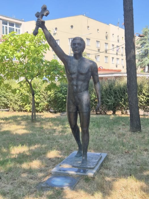 В Белграде обнаружен памятник человеку в трусах и с крестиком.jpg