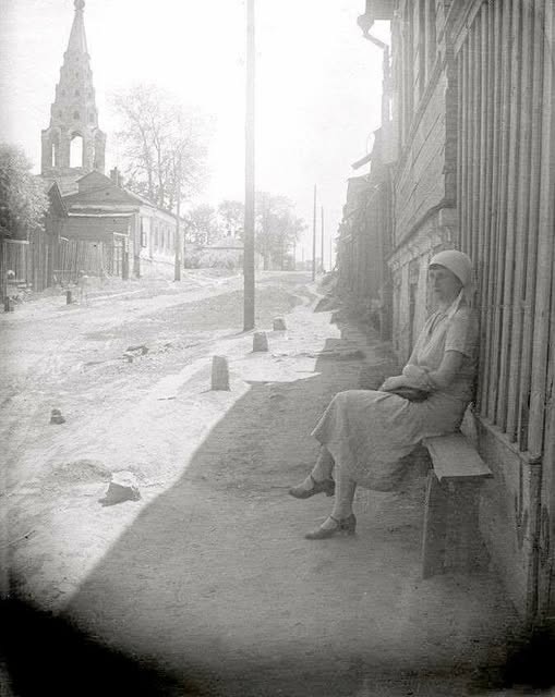 А. Ахматова на лавке у своего дома, 1936 год, Коломна, Россия.jpg