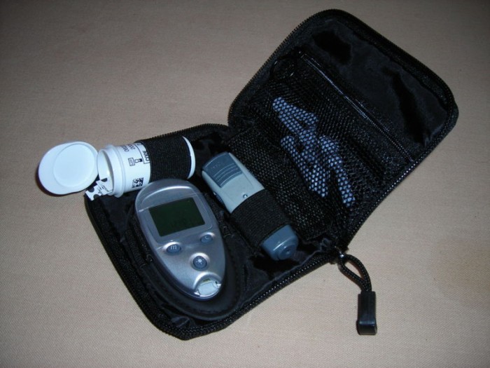 800px-Bloedsuikermeter_compleet[1].JPG