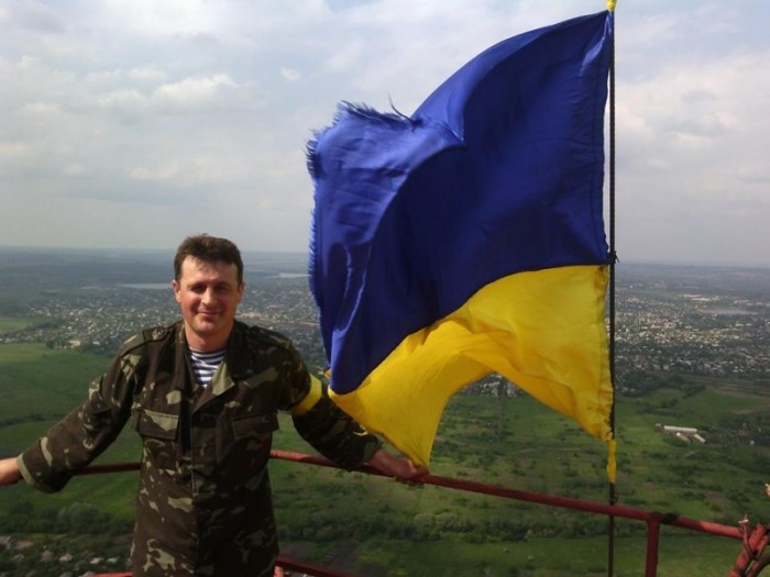 1400146054_ukrainskie-voennye-podnyali-nacionalnyy-flag-nad-gorodom-slavyanskom.jpg
