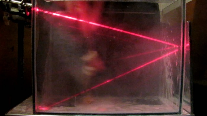 Red_laser_and_Smoke_of_Ammonium_Nitrate-10[1].jpg