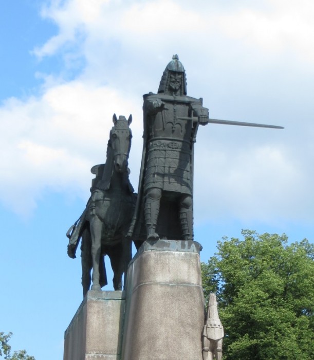 Monument_of_Grand_Duke_Gediminas_(9654548338).jpg
