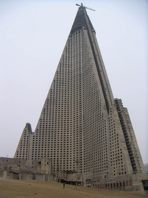 Ryugyong_hotel_(2004-march).jpg