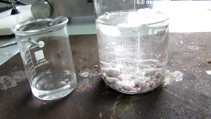 Reaction_of_sodium_and_water_under_xylene-4[1].jpg