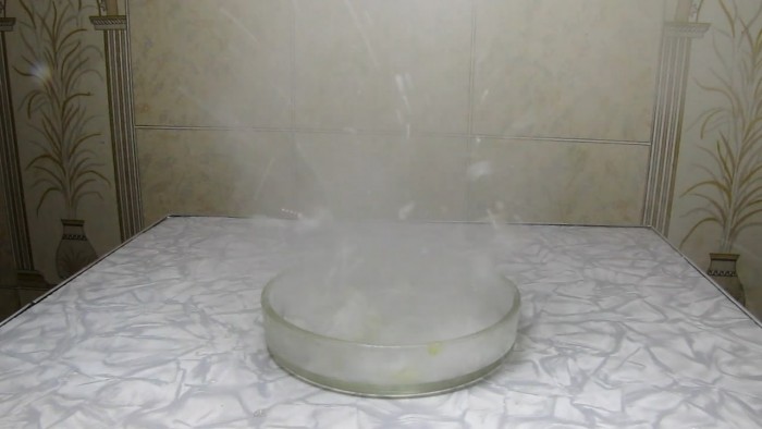 Sodium_thiosulphate-and-hydrogen_peroxide-chemical-geyser-18[1].jpg