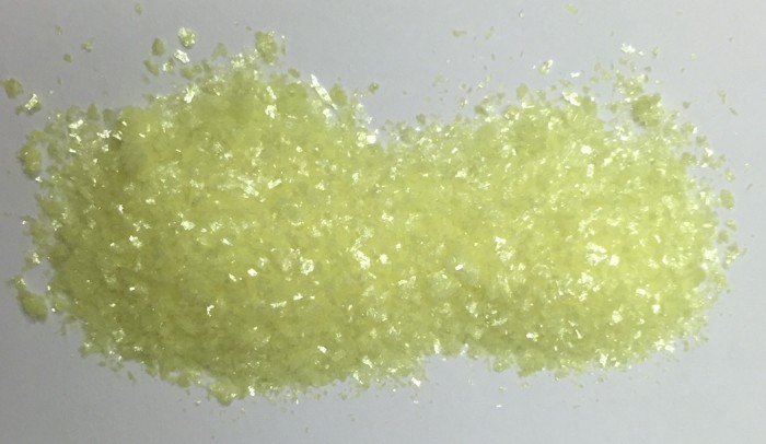 Dibenzylideneacetone_Crystals.jpg