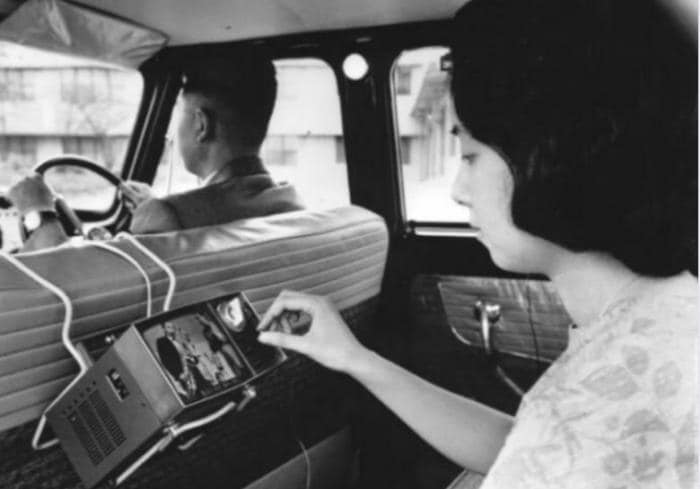 1963 год. Японка в машине смотрит портативный телевизор Sony TV5–303.jpg