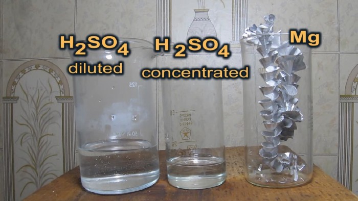 Magnesium_and_concentrated_sulfuric_acid-1.jpg