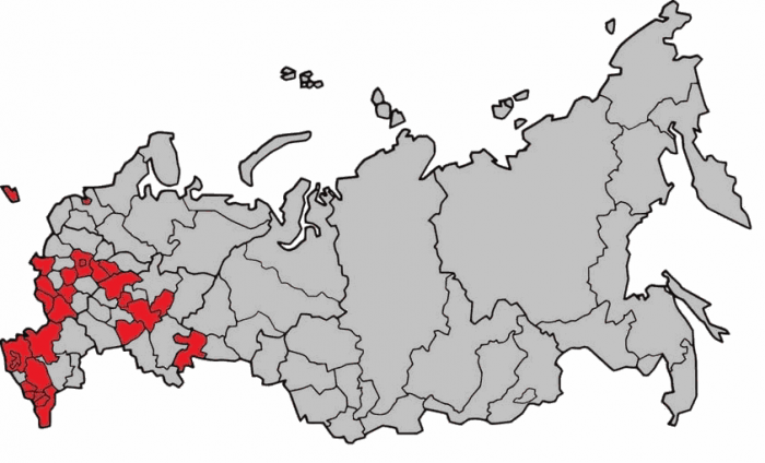 На территории, покрашенной красным цветом, живет половина населения России, и это население стремительно сокращается..png