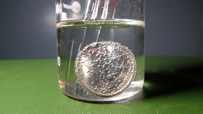 Hydrochloric_acid_and_Ukrainian_2-hryvnias-coin-7.jpg