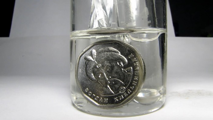 Hydrochloric_acid_and_Ukrainian_5-hryvnias-coin-5.jpg